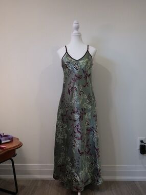 Halston Green V-Neck Spaghetti Strap
Satin-Finish Maxi Dress - Small